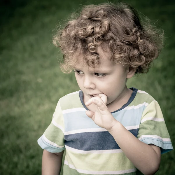 悲しい小さな男の子の肖像画 — ストック写真