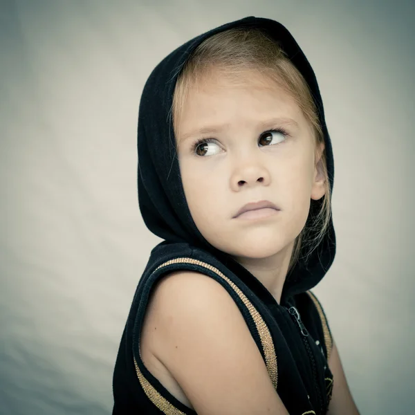 Retrato de uma menina triste em um fundo parede branca — Fotografia de Stock