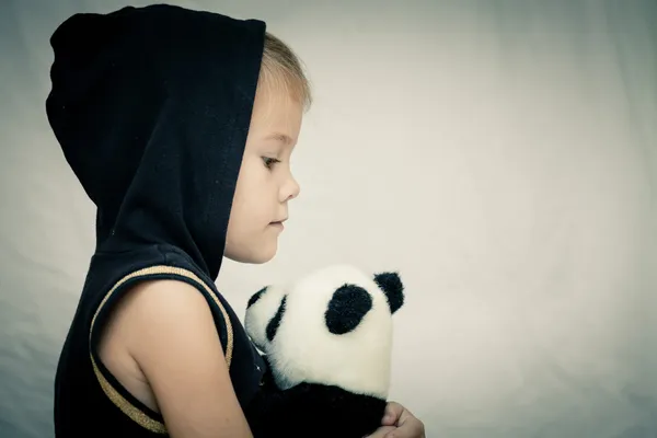 Portret van een triest meisje op een witte achtergrond muur — Stockfoto