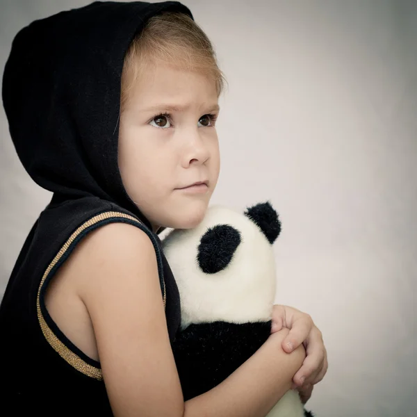 Portret van een triest meisje op een witte achtergrond muur — Stockfoto