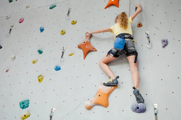 Adolescente arrampicata su una parete di roccia — Foto Stock