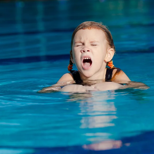 Liten flicka i poolen — Stockfoto