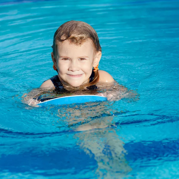 Yüzme havuzunda küçük bir kız — Stok fotoğraf