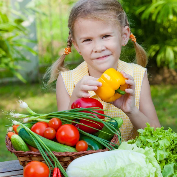 Dziewczynka gospodarstwa koszyk z warzywami (ogórek, papryka, pomidor, o — Zdjęcie stockowe