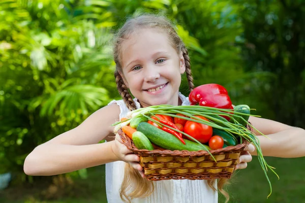 Fille tenant un panier de légumes (concombre, poivre, tomate, o — Photo