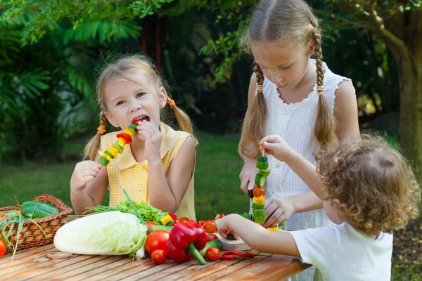 Kinderen spelen met groenten — Stockfoto