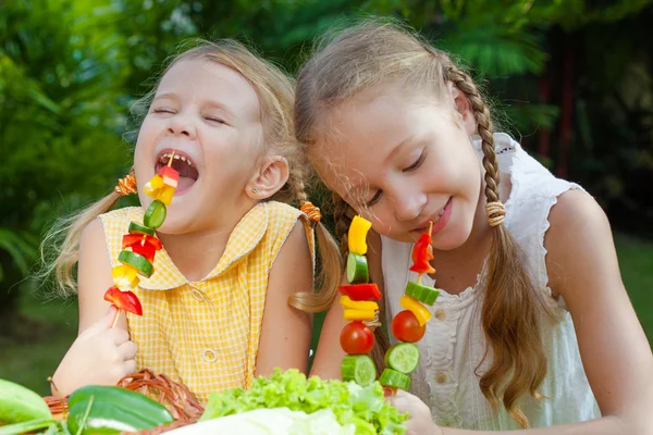 Enfants jouant avec des légumes — Photo