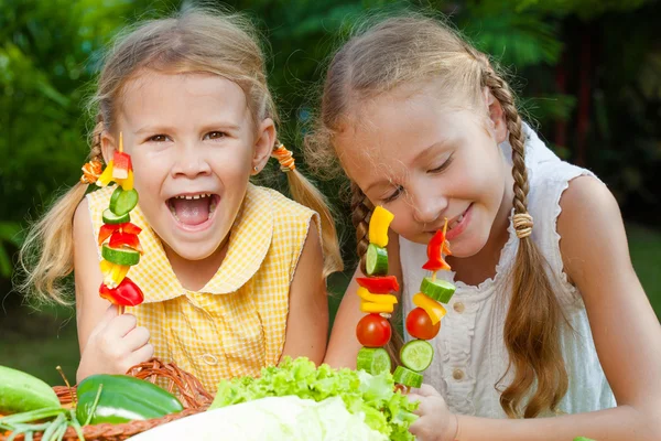 Enfants jouant avec des légumes — Photo