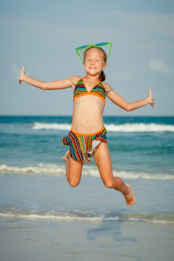 uçan atlama beach kız mavi deniz sahilinde yaz tatili ben