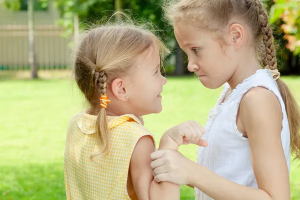 Zwei glückliche kleine Mädchen im Park — Stockfoto