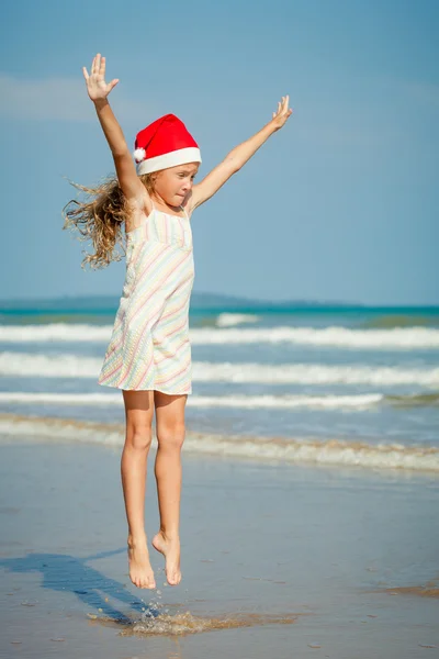 Vliegen springen strand meisje op blauwe zee kust in de zomervakantie ik — Stockfoto