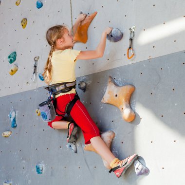 genç bir kaya duvarı tırmanışı