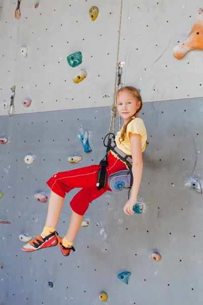 Adolescent alpinism un perete de stâncă — Fotografie, imagine de stoc