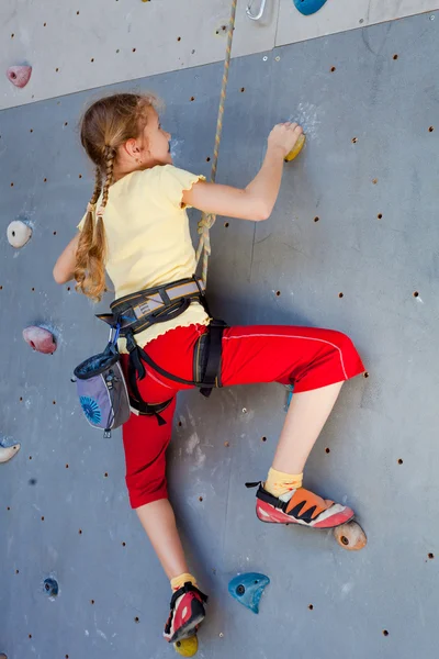 Adolescente arrampicata su una parete di roccia — Foto Stock