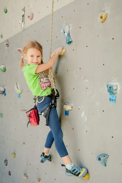 Kislány mászás Rock Wall — Stock Fotó