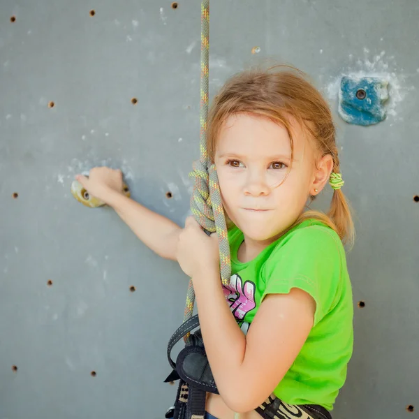 Menina escalada parede de rocha — Fotografia de Stock