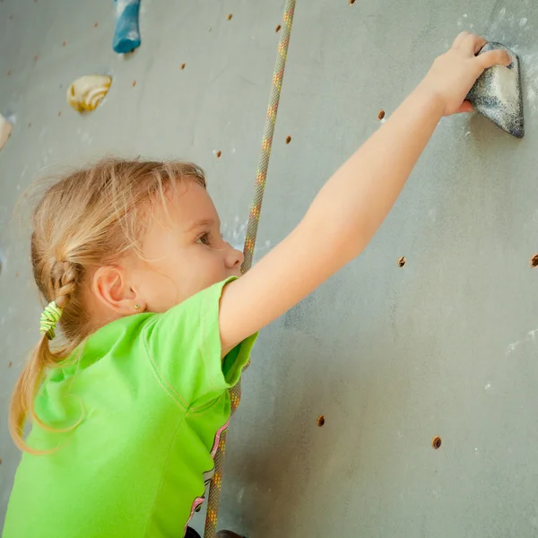 Niña escalando pared de roca — Foto de Stock