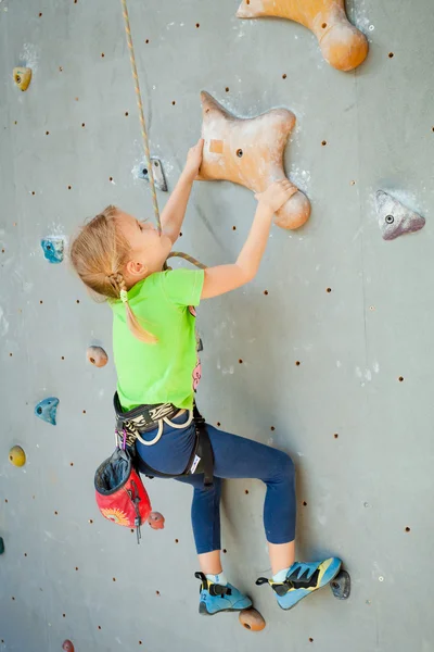 Küçük kız kaya duvarına tırmanıyor. — Stok fotoğraf