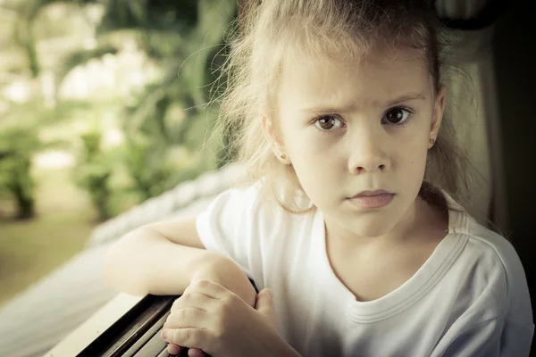 Retrato de uma menina triste sentada perto da janela — Fotografia de Stock