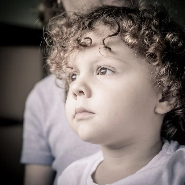 Портрет сумного хлопчика — стокове фото