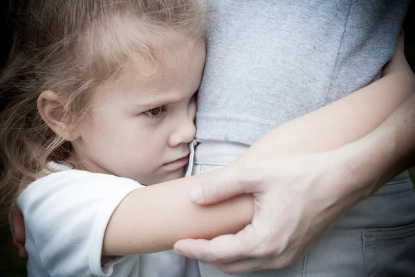 Triste filha abraçando sua mãe — Fotografia de Stock