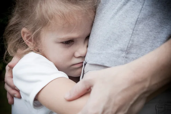 Triste filha abraçando sua mãe — Fotografia de Stock