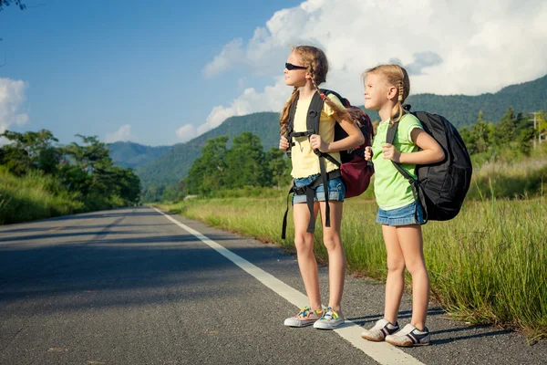 Due ragazze con zaini che camminano sulla strada — Foto Stock