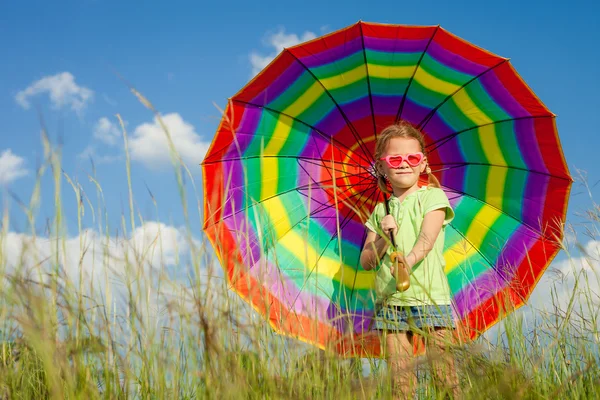 A természet egy esernyő a kezében, a lány — Stock Fotó