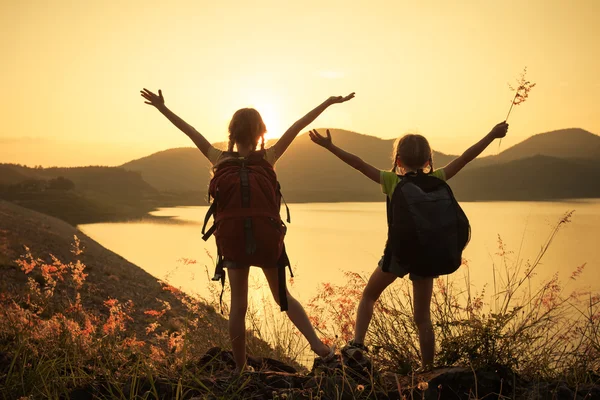 Dua gadis kecil melihat matahari terbenam di danau — Stok Foto