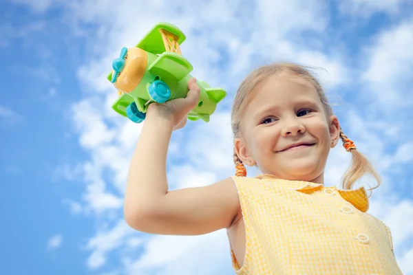 Bambina con aeroplano giocattolo in mano — Foto Stock