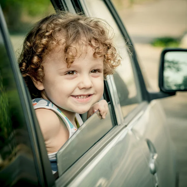 Glücklicher kleiner Junge sitzt im Auto — Stockfoto