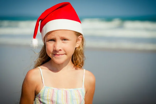 Adorable chica sonriente feliz en vacaciones en la playa —  Fotos de Stock