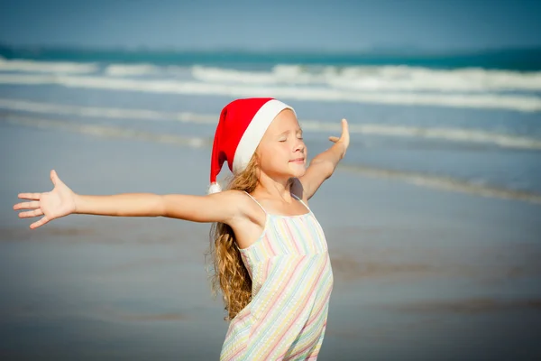 Schattig gelukkig lachend meisje op strandvakantie — Stockfoto