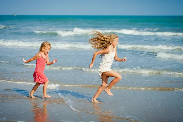 Szczęśliwe dzieci gra na plaży — Zdjęcie stockowe