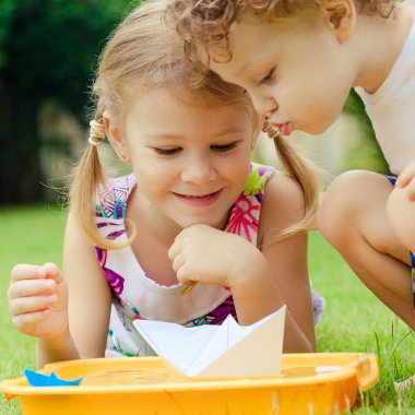 bahçede oynayan iki mutlu küçük çocuklar