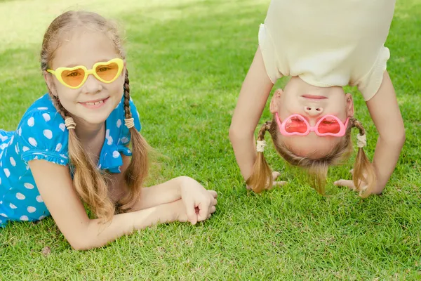 Две счастливые маленькие девочки в парке — стоковое фото