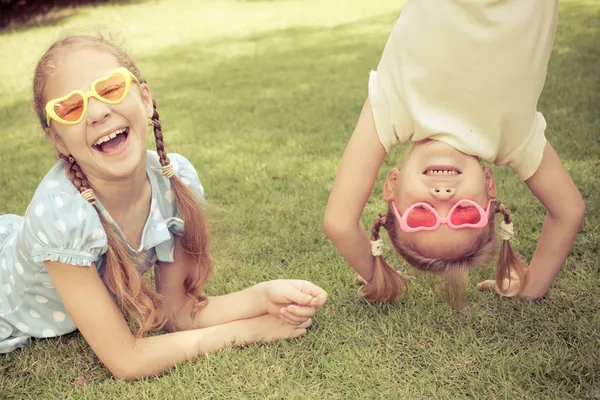 Two happy little girls in the park — Stock Photo, Image