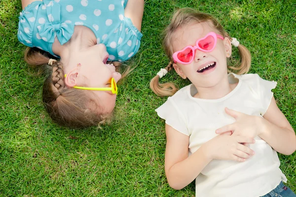 Дві щасливі маленькі дівчата в парку — стокове фото
