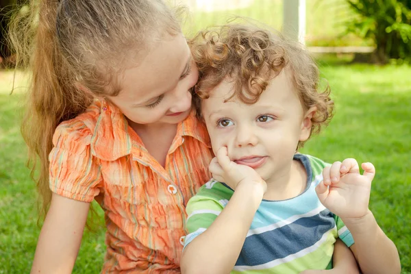 Due bambini felici che giocano in giardino — Foto Stock