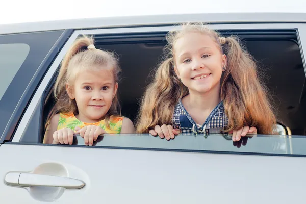 Двое счастливых детей в машине — стоковое фото