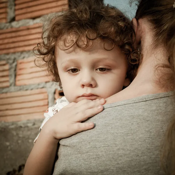 Triste figlio che abbraccia sua madre — Foto Stock