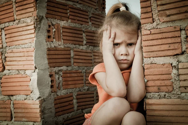 Porträt eines traurigen kleinen Mädchens — Stockfoto