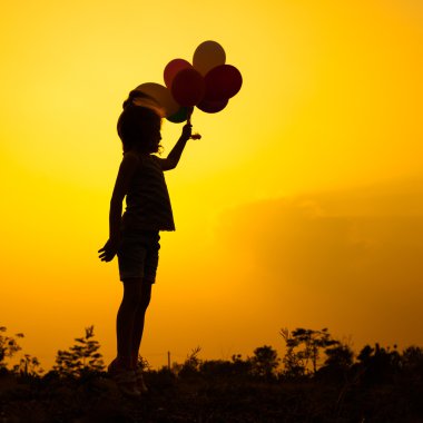 küçük kız doğa üzerinde atlama