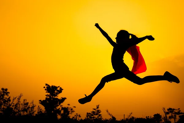 Teen ragazza jumping sulla natura — Foto Stock