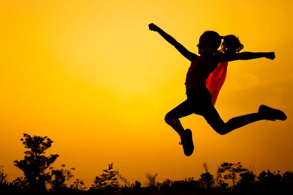 Teen kız doğa üzerinde atlama — Stok fotoğraf