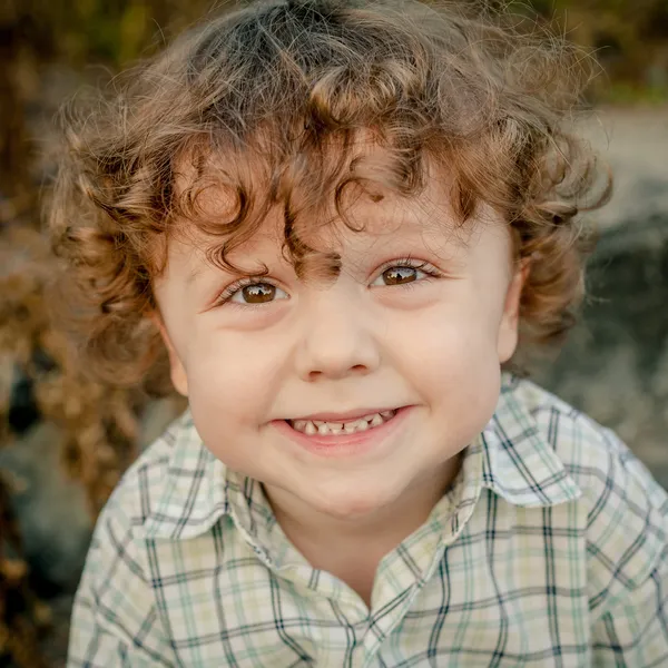 Portret van een gelukkig kind — Stockfoto