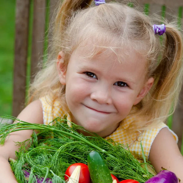 Menina feliz com legumes. Conceito de alimentação saudável . — Fotografia de Stock