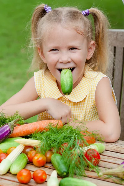 Szczęśliwa dziewczynka z warzywami. koncepcja zdrowej żywności. — Zdjęcie stockowe