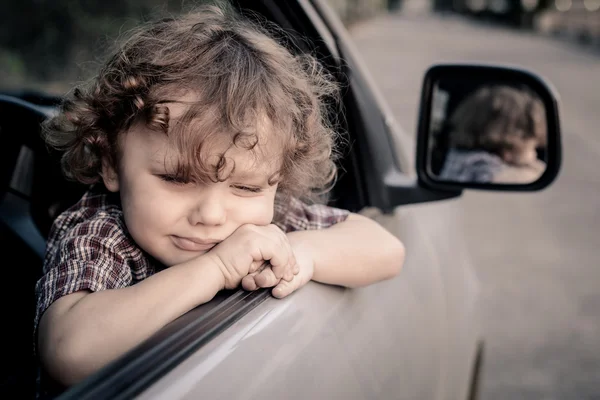哭坐在车里的小男孩 — 图库照片