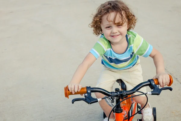 Niño feliz en una bicicleta — Foto de Stock